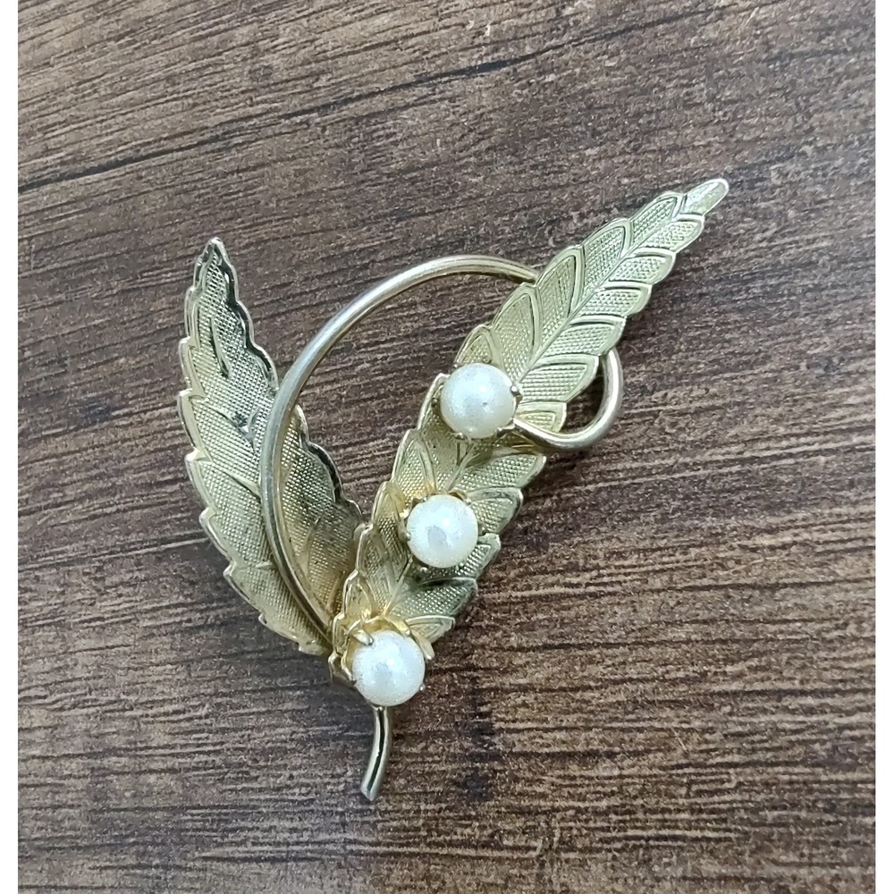 Vintage Gold Tone Brooch Double Leaf Faux Pearl Lapel Pin J89 - Picture 2 of 3